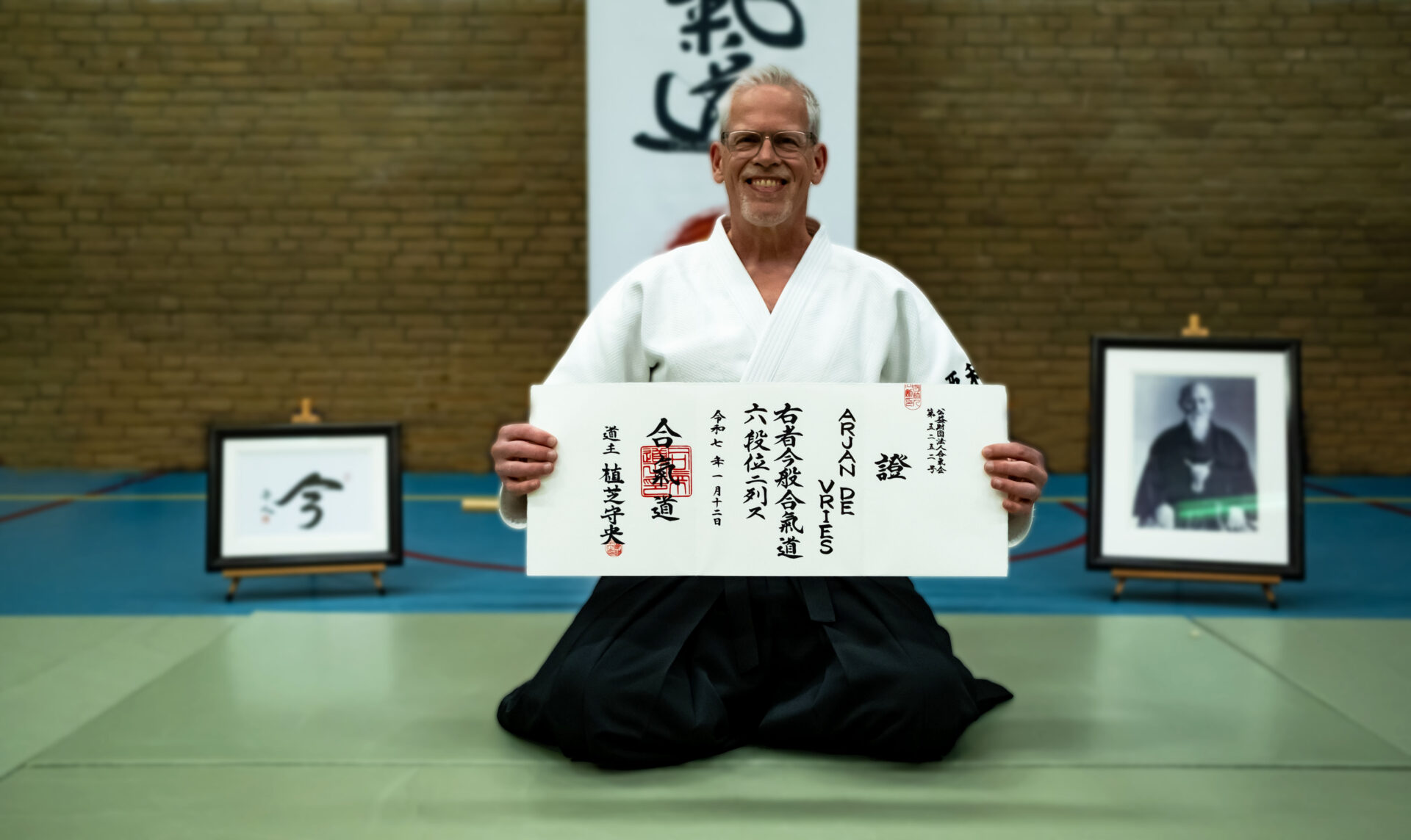 Arjan de Vries met zijn rokudan-certificaat