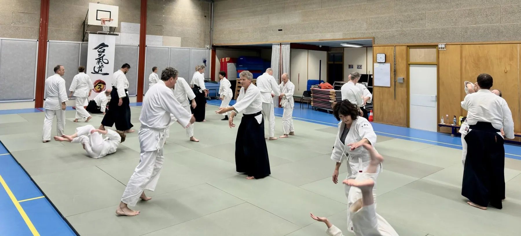 Groepstraining aikido op de mat bij Ima Juku