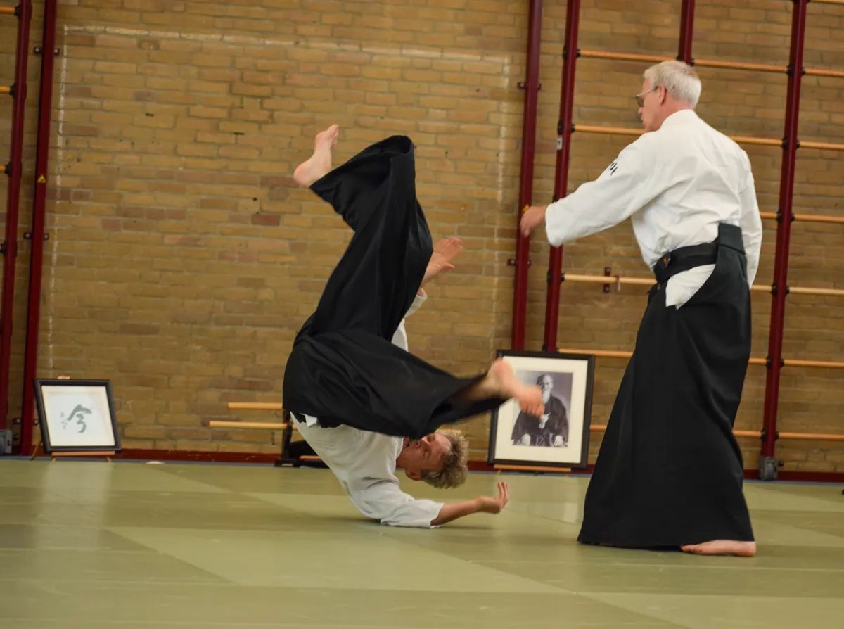 Aikidotechniek tijdens een training bij Ima Juku